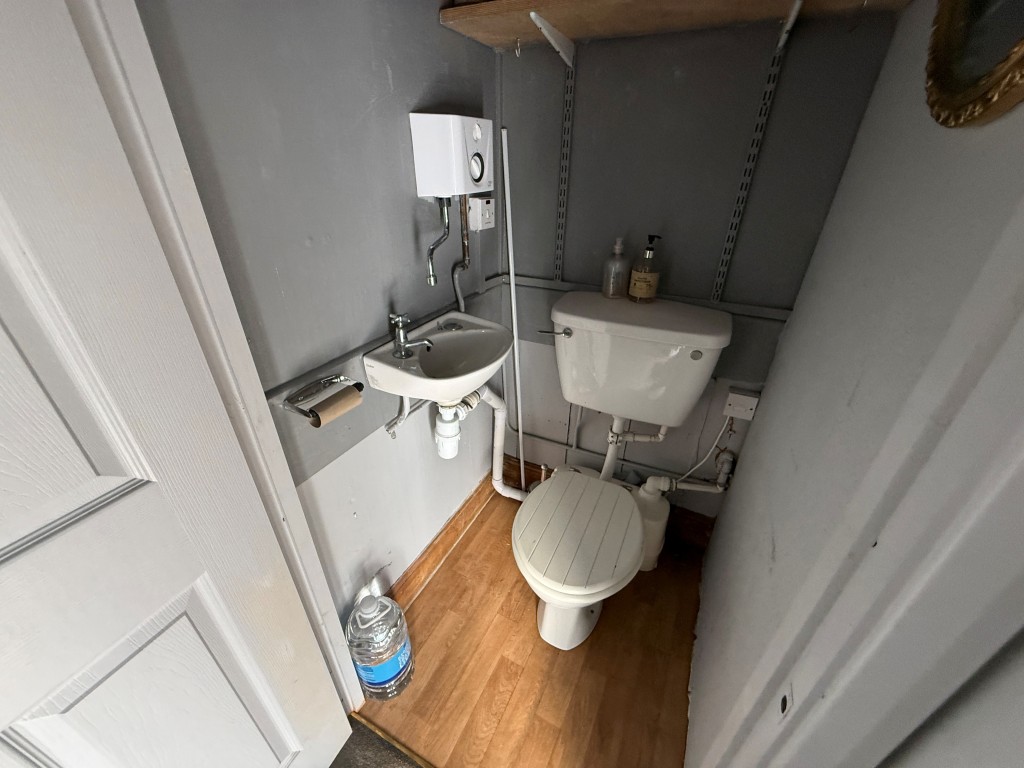 Lot: 86 - PAIR OF SHOPS AND TWO FLATS FOR REFURBISHMENT - W.C.